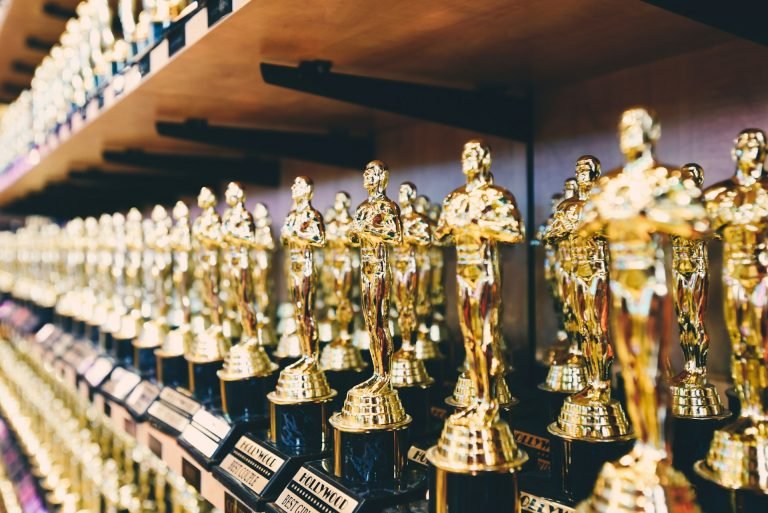 Βραβεία Emmy 2025: Οι μεγάλοι νικητές, τα ιστορικά ρεκόρ και οι εκπλήξεις της βραδιάς
