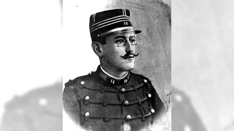 Στις 22 Δεκεμβρίου, ένας Γάλλος Εβραίος λοχαγός του στρατού καταδικάστηκε άδικα για προδοσία.