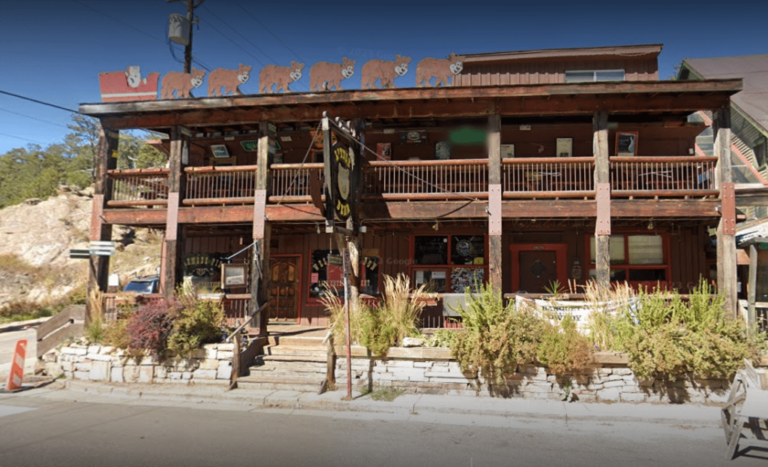 Οι ιδιοκτήτες του Little Bear Saloon στο Evergreen συμβιβάζονται εξωδικαστικά