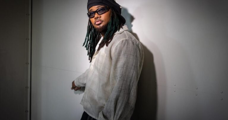 Ο Leon Thomas μιλάει για το Nickelodeon, τα Grammy και το ξεκάθαρο σινγκλ του “Mutt”?