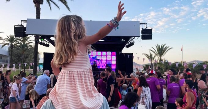 Ήρθα στην Ίμπιζα για να ξετρελαθώ με το μικρό παιδί