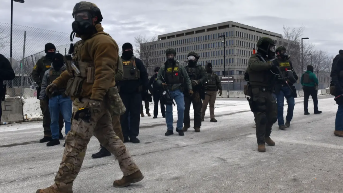 Αμερικανός πολίτης που σύρθηκε από το αυτοκίνητο από πράκτορες μετανάστευσης,