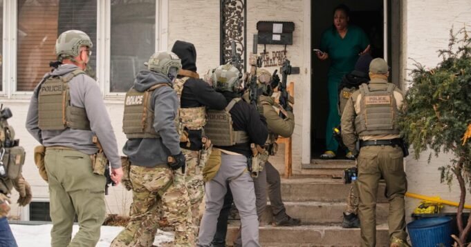 «Αντισυνταγματικό και σκληρό»: Το σημείωμα του ICE επιτρέπει στους πράκτορες