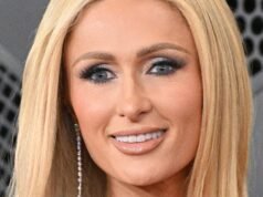 Γιατί η Πάρις Χίλτον λέει ότι η περιοδεία με παιδιά είναι σουρεαλιστική