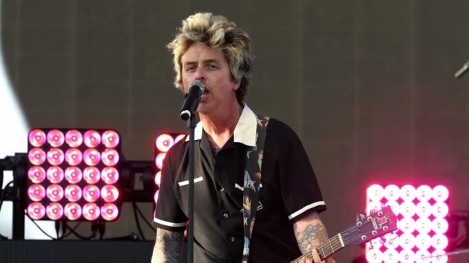 Η Billie Joe Armstrong δισκογραφεί το εξώφυλλο «Heroes» για το