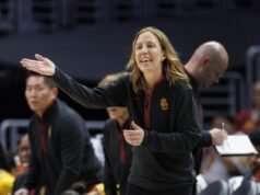 Η Lindsay Gottlieb του USC λέει ότι οι Τρώες που αγωνίζονται «είναι εκεί» παρόλο που έχασαν πέντε από τα έξι