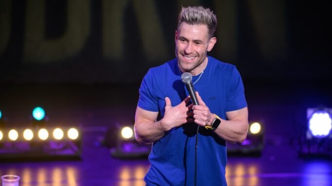 Η UTA υπογράφει τον Βρετανό κωμικό Simon Brodkin (Αποκλειστικό)