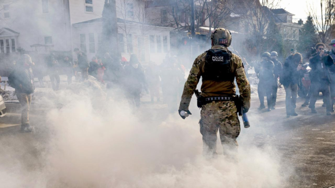 Η ένταση αυξάνεται στη Μινεσότα καθώς οι διαδηλωτές συγκρούονται με