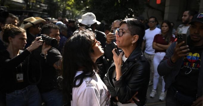 Η επίθεση των ΗΠΑ στη Βενεζουέλα προκαλεί επαίνους, θυμό και