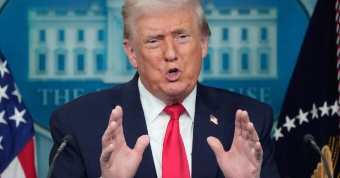 «Θα το μάθετε»: Ο Τραμπ υπαινίσσεται την ανάληψη της Γροιλανδίας,