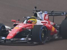 Ο Lewis Hamilton και ο Charles Leclerc ολοκληρώνουν τους πρώτους γύρους F1 2026 καθώς η Ferrari εξηγεί «σταματώντας»