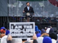 Ο Βανς διαφημίζει το ρεκόρ της διοίκησης κατά των αμβλώσεων στη συγκέντρωση