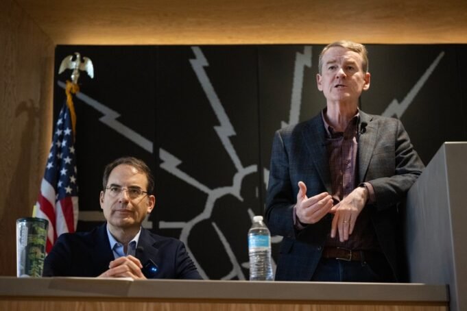 Ο Μάικλ Μπένετ και ο Φιλ Βάιζερ ανταγωνίζονται για χρήματα