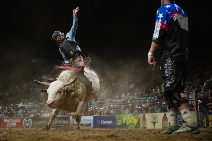 Ο αναβάτης ταύρων της PRCA, Tyler Kippes, διαγωνίζεται στο National