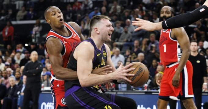 Οι Λέικερς βγαίνουν από την τρύπα των 26 πόντων για