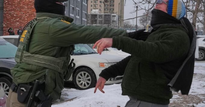 Το playbook του Τραμπ παραπαίει ως απάντηση κρίσης στους πυροβολισμούς