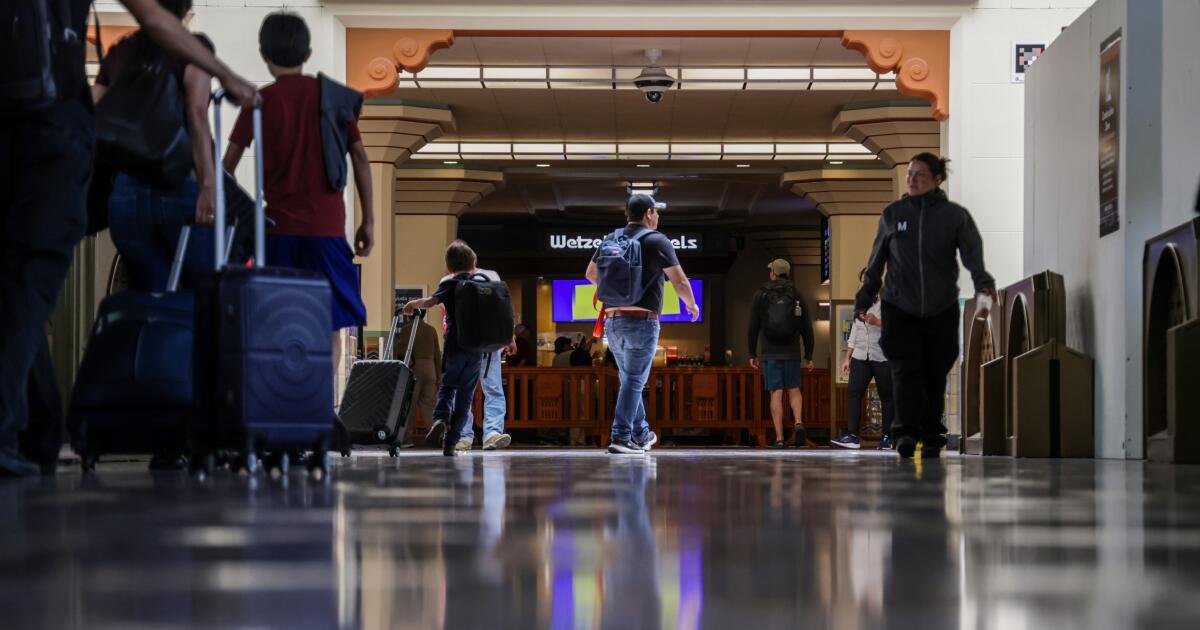 Εν μέσω κριτικής για το πάρκινγκ του Παγκοσμίου Κυπέλλου, το LA Metro προσφέρει μια λύση