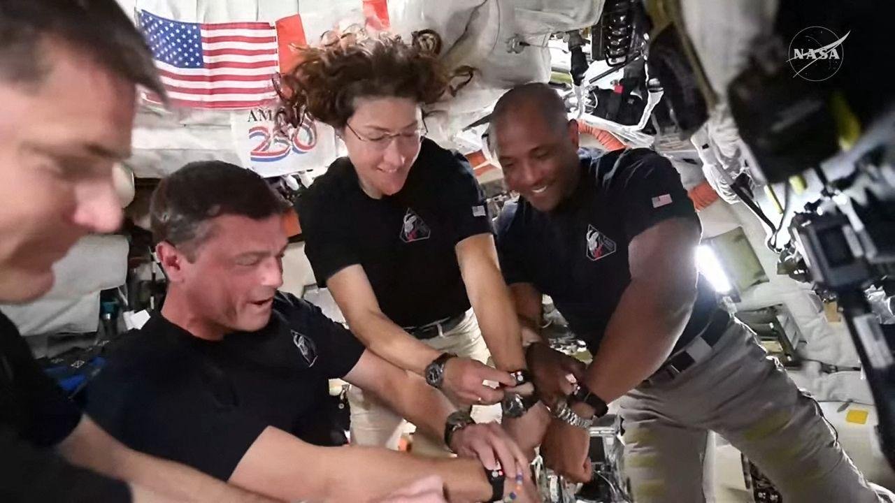 Η NASA αποκαθιστά την επαφή με τους αστροναύτες μετά την αναμενόμενη διακοπή ρεύματος