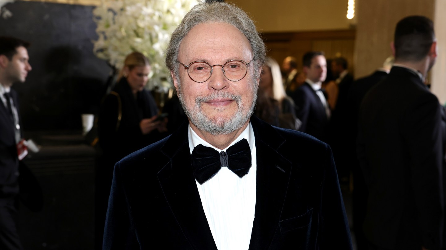 Ο Billy Crystal θα επιστρέψει στο Broadway στο παιχνίδι εμπνευσμένο από το Loss Of Home