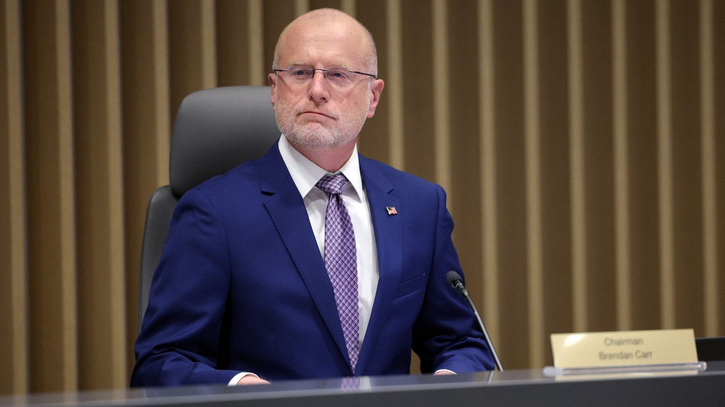 Ο πρόεδρος της FCC λέει ότι η έρευνα του ABC δεν σχετίζεται με τον Jimmy Kimmel