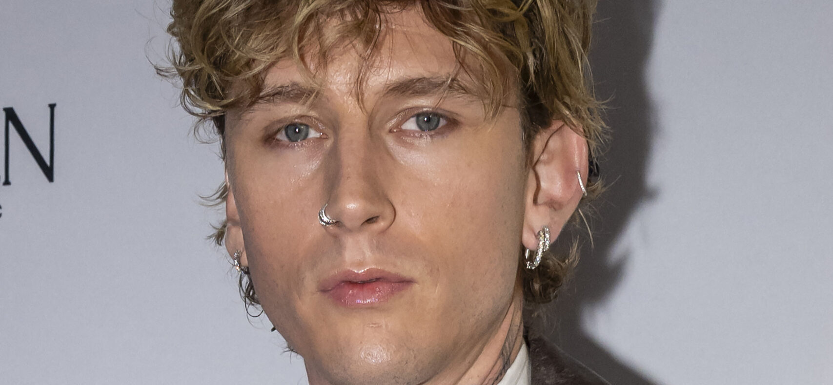 Το MGK Ignites Heated Industry Feud με αμφιλεγόμενους στίχους