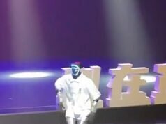 Τώρα αυτό λέτε break dancing! Παρακολουθήστε τη στιγμή που ένα ρομπότ καταρρέει στη μέση της παράστασης – προτού το άψυχο σώμα του συρθεί από τη σκηνή