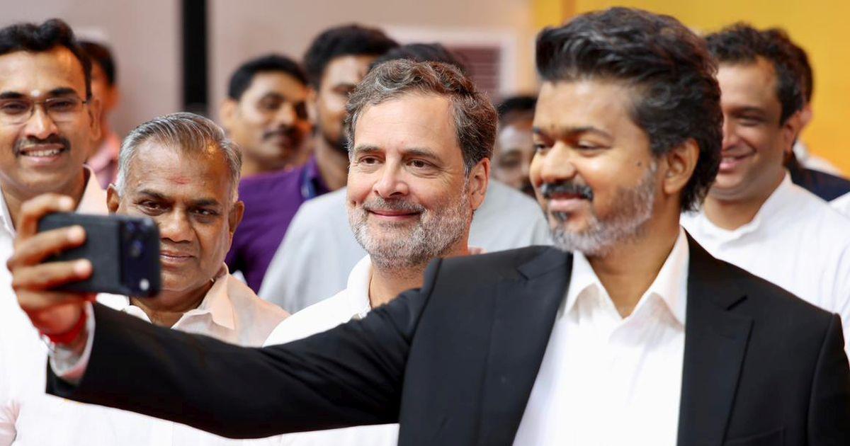 Ο Vijay βγάζει μια selfie με τον Rahul Gandhi μετά την ορκωμοσία
