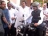 Ο Fadnavis οδηγεί μια μοτοσικλέτα στη δουλειά μετά την έκκληση του Modi για λιτότητα