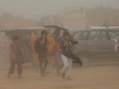 Ένας άνδρας επέζησε 50 πόδια στον αέρα κατά τη διάρκεια μιας σφοδρής καταιγίδας στο Bareilly στο UP