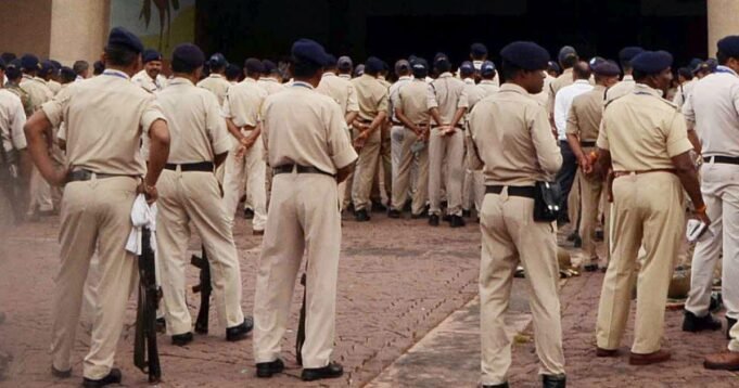 1779160554_10cops.jpg