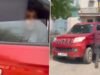 Bulandshahr: Ένα ζευγάρι που βρέθηκε σε επικίνδυνη θέση μέσα σε ένα σταθμευμένο αυτοκίνητο δραπέτευσε αφού συγκεντρώθηκαν εκεί ντόπιοι. το βίντεο γίνεται viral