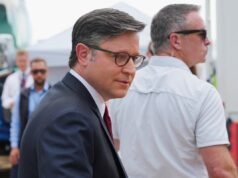Ο Μάικ Τζόνσον απορρίπτει τις ανησυχίες των μαύρων ψηφοφόρων σχετικά με την παρενόχληση του GOP: «Αυτό θα επαναφέρει τη δικαιοσύνη»