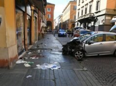 Οκτώ τραυματίες, τέσσερις σε κρίσιμη κατάσταση, όταν αυτοκίνητο έπεσε πάνω σε πεζούς
