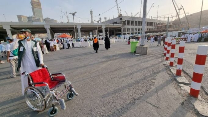 62b4c178b5ff4-layanan-kursi-roda-resmi-buat-jemaah-di-masjidil-haram-mekah_1265_711.jpg