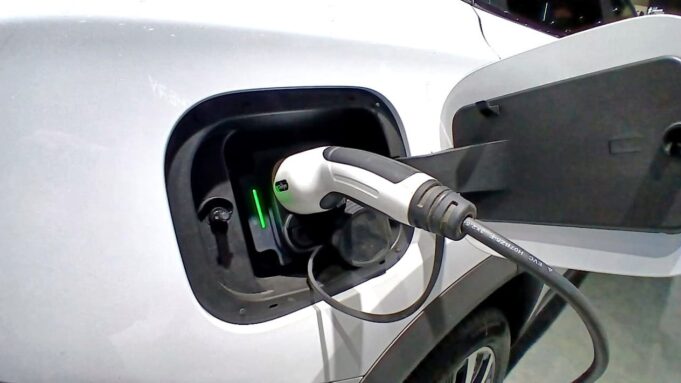 67b72ef7dfe8b-ilustrasi-mobil-listrik-cas-kendaraan-listrik_1265_711.jpeg