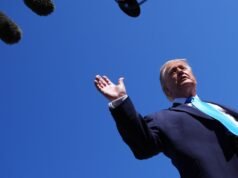 Ο Τραμπ λέει ότι «δεν βιάζεται» για το Ιράν αφού είπε ότι ο χρόνος στην Τεχεράνη τελειώνει