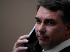 Ο υποψήφιος για την προεδρία της Βραζιλίας, Φλάβιο Μπολσονάρο, αρνείται ότι έκανε αδικήματα, αφού ζήτησε εκατομμύρια από τραπεζίτες