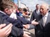 Ο βασιλιάς Κάρολος Γ΄ πιτσιλίστηκε από γλάρο κατά τη διάρκεια επίσκεψης στη Βόρεια Ιρλανδία