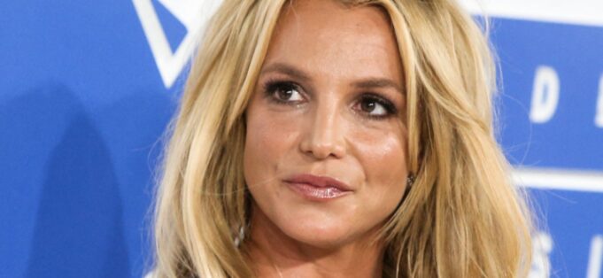 Britney-Spears-event-blue-1300.jpg