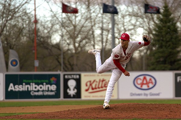 Cougars κατεβάζουν Goldeyes μπροστά από ένα γεμάτο σπίτι