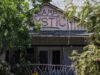 Η κορυφαία ιατρικός αξιωματούχος του Camp Mystic «εγκατέλειψε» κατασκηνωτές και το προσωπικό εκκενώνοντας την οικογένειά της λόγω φονικής πλημμύρας, σύμφωνα με έγγραφα