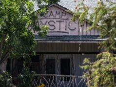 Η κορυφαία ιατρικός αξιωματούχος του Camp Mystic «εγκατέλειψε» κατασκηνωτές και το προσωπικό εκκενώνοντας την οικογένειά της λόγω φονικής πλημμύρας, σύμφωνα με έγγραφα