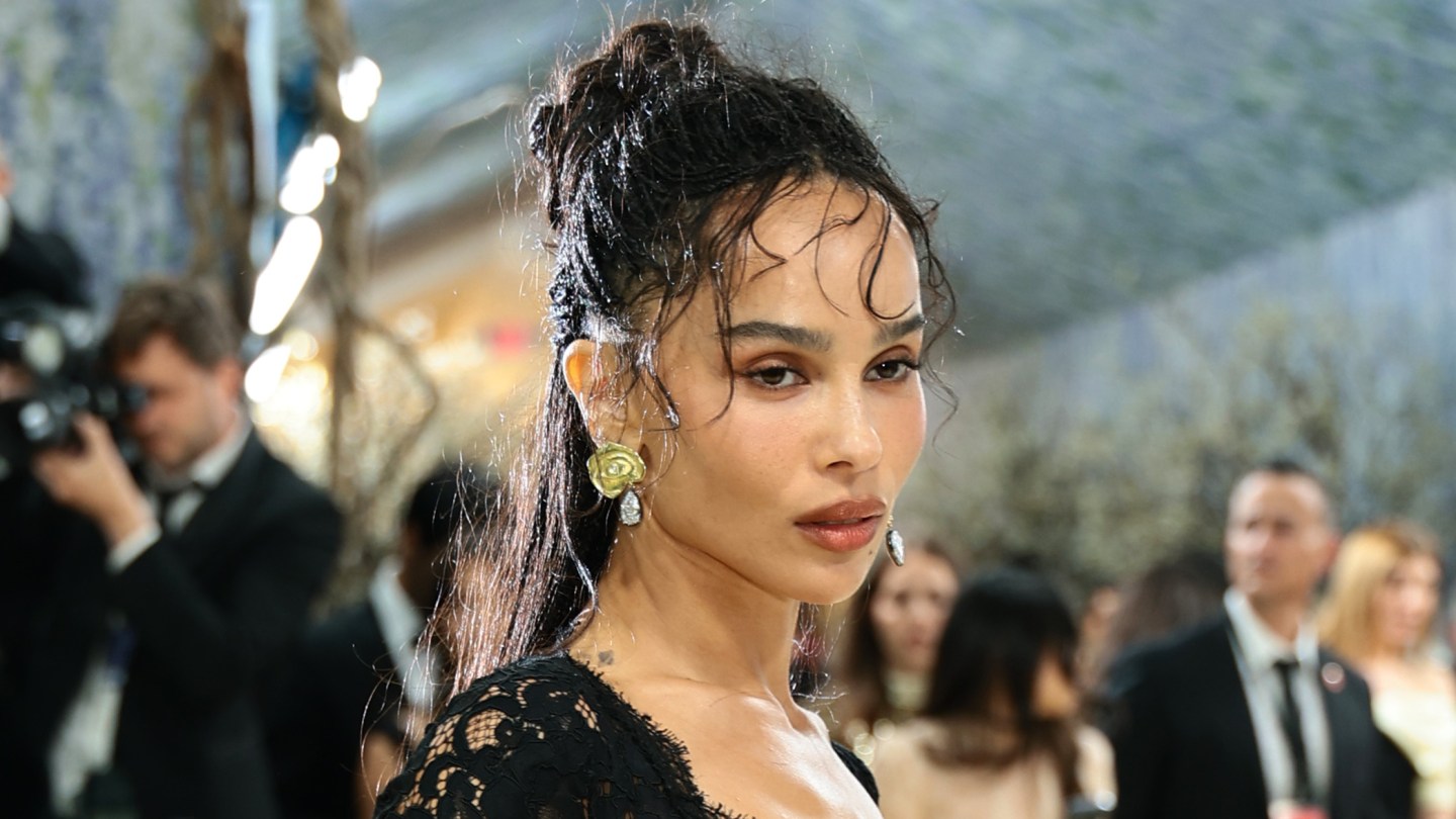 Η Zoe Kravitz βγαίνει με διάφανη τουαλέτα χωρίς στυλ Harry