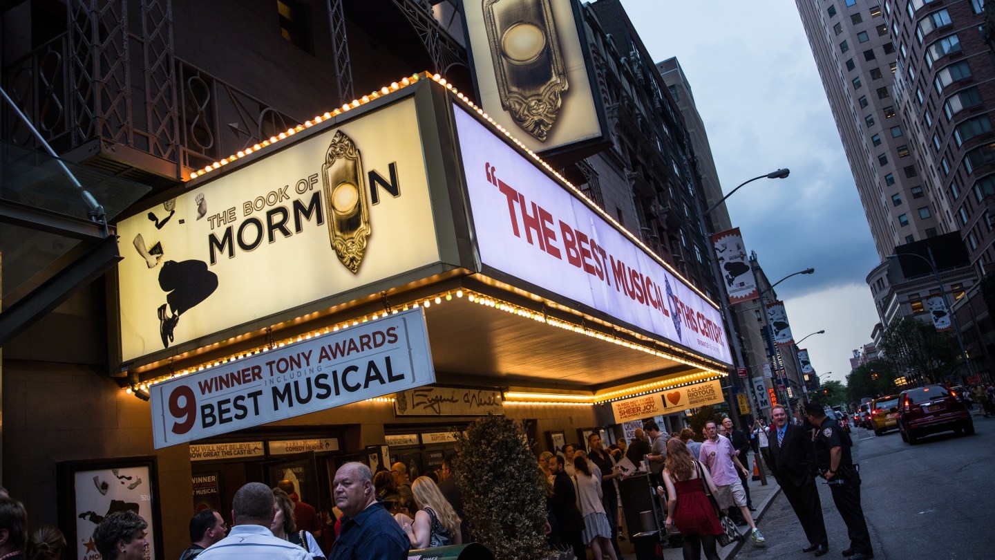 Το «Book of Mormon» του Μπρόντγουεϊ θα συνεχίσει τις παραστάσεις μετά τη φωτιά στο θέατρο