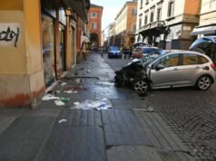 Άνδρας με μαχαίρι όργωσε αυτοκίνητα και πεζούς στην ιταλική πόλη και τραυμάτισε τουλάχιστον 8 άτομα