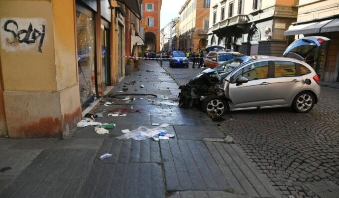 Italy_Car_Incident_2_295_c0-250-6000-3750_s1200x700.jpg