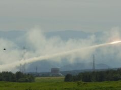 Πεζοναύτες των ΗΠΑ κάνουν δοκιμαστική πυρκαγιά κινητού συστήματος πυραύλων σε άσκηση ταχείας βολής “shoot and glide” κοντά στο όρος Fuji
