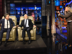 Ο Jon Stewart εκπλήσσει τον Stephen Colbert με το Recliner, Andra Day