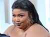 Η Lizzo παρουσιάζει απώλεια βάρους 60 λιβρών στην οθόνη με μπλε κορσέ