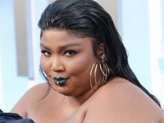 Η Lizzo παρουσιάζει απώλεια βάρους 60 λιβρών στην οθόνη με μπλε κορσέ